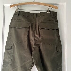 Like NEW!! Men’s Under Armour Loose Fit Enduro Cargo Pants -Marine Green 30/32